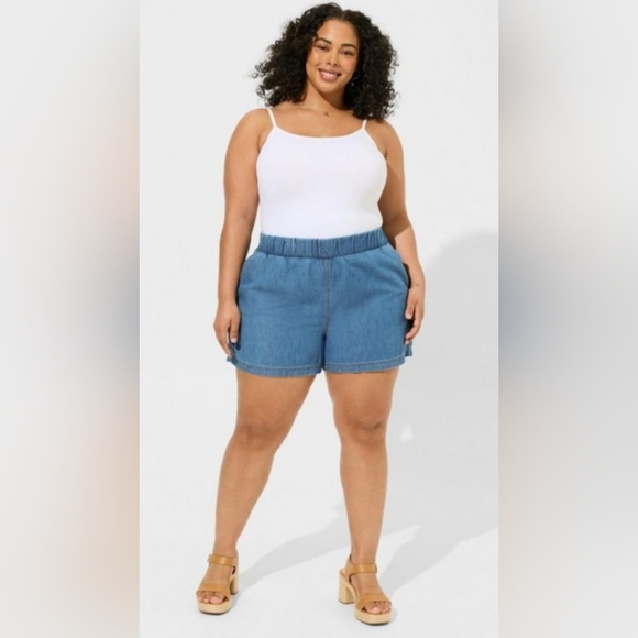torrid Pants - TORRID.  High-Waist Shorts. Size: 00 (M)
